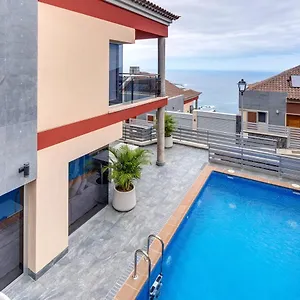 cozy-and-sunny-villa-with-pool-and-city-views.tenerifehoteles.net/